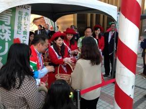 台中市のSOGOにて一般客にリンゴを手渡すミスりんご