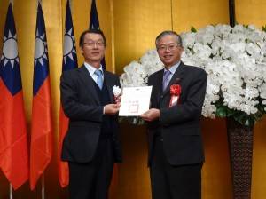 蔡處長頒贈感謝狀給王會長