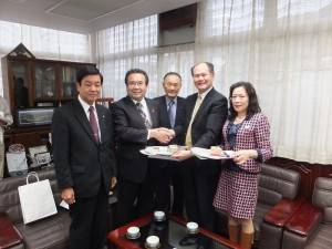 駐橫濱辦事處處長粘信士伉儷(右1、2)拜會下田市市長楠山俊介(左2)、該市市議會議長土屋忍(左1)和靜岡縣議會日華友好議員聯盟會長森竹治郎(左3)