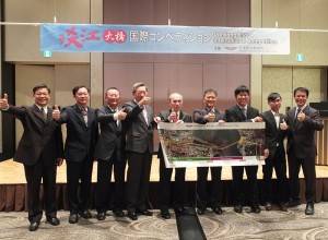 駐日副代表余吉政(左5)應邀出席說明會,和和交通部公路總局的團隊合影