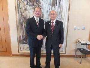 藤澤市市議會議長高橋八一(右)與駐處處長粘信士合影