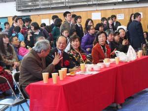 與會貴賓特別坐在台前欣賞學生的演出