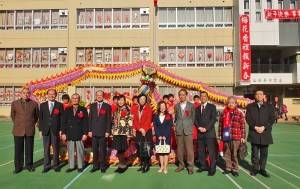駐日代表沈斯淳伉儷和東京中華學校校友會會長陳櫻芳跟與會賓客一起合影