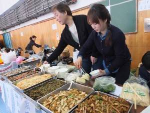 會場有不少台灣口味的小菜料理攤位