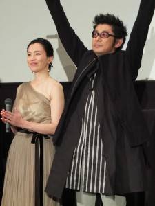 主演の永瀬正敏さん(右)とその妻を演じた坂井真紀さん(左)