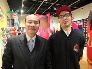 LEE KAN KYO(写真左)の個展には台湾デザインセンターの朱文清センター長の姿も