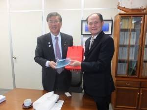 藤澤市市長鈴木恒夫(左)與駐處處長粘信士交換紀念品