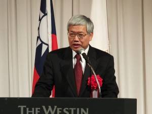祝辞を述べる僑務委員会の陳士魅委員長