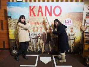 KANO上演後、新宿バルト9に設置された撮影ブースにて写真撮影するファンの姿もみられた