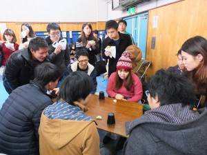 東京中華學校畢業生和台灣留日東京同學會的同學一起玩益智骰子遊戲，爭奪前三名搶獎金和機票