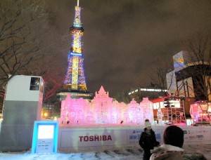 第66屆札幌雪祭即日起至2月11日在札幌室內登場,會場到了晚上愈加美麗