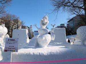 電影《冰雪奇緣》中的雪寶在雪祭中也很有人氣