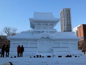 接近實際比例的春日大社‧中門雪雕使用約2000頓雪製作