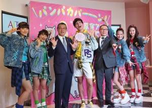 原宿ＡＬＴＡ代言人「Ｋｅｍｉｏ＆Ａｍｉｇａｃｈｕ」和三越伊勢丹控股社長大西洋（左３）及三越伊勢丹Ｐｒｏｐｅｒｔｙ　Ｄｅｓｉｇｎ社長山下隆司（右３）在記者會上合影