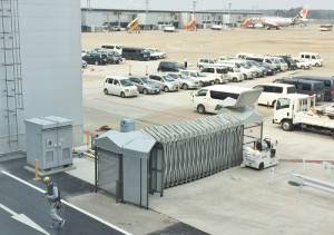 移動到停機坪搭乘飛機時,會提供移動式可伸縮的遮雨棚通道,避免旅客在步行時淋到雨