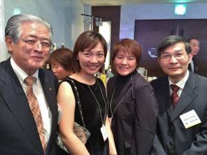 駐那霸辦事處處長蘇啟誠(右1)與台灣高爾夫球選手盧曉晴(左2)和魏筠潔(右2)加油打氣