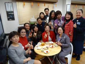 與會來賓與慈濟師姐合影
