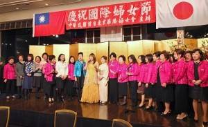 婦女會成員和與會賓客一同上台合唱《故鄉》