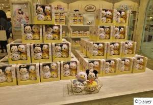 原宿ＡＬＴＡ的迪士尼專賣店於開幕期間，限量推出限定版的ＴＳＵＭ　ＴＳＵＭ玩偶組合，玩偶畫有眼睫毛之外還穿上衣服，呼應原宿女孩的風格