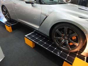 車を乗せても壊れない強度を持つ「WINAICO（ウィン・アイコ）」のソーラーパネル