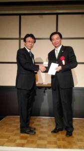 日本台醫人協會會長大山青峰(左)親自將三僑會聯合聲明交給民進黨秘書長吳釗燮