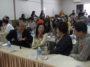 1駐橫濱辦事處處長粘信士伉儷（左１、２）向國策顧問施郭鳳珠伉儷（右１、２）致意