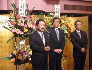 與會賓客陸續登台致詞（左起為：神奈川縣議會日華親善聯盟會長松田良昭、日華親善橫濱市會議員聯盟會長森敏明及橫濱市議員松本研）