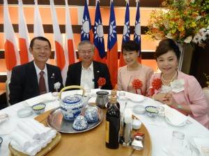 日總總會長王明裕(左一)、亞總總會長謝美香(右一)與駐大阪辦事處處長蔡明耀伉儷合影