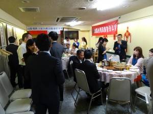 氣氛熱烈的討論餐敘