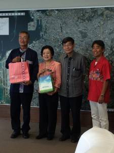 駐那霸辦事處處長蘇啟誠(右2)陪同琉球華僑總會會長張本光輝(左1)拜會那霸市市長城間幹子(左2)