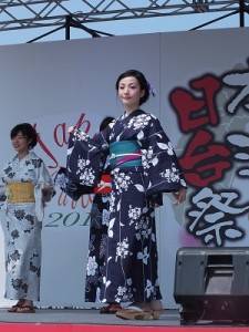 浴衣美人展示日本傳統的浴衣造型