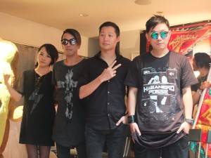 CHTHONIC(ソニック)のボーカル、フレディ・リム(右2)、同じくソニックのDoris(左1)及びJesse(左2)とDJ Mykal(右1)