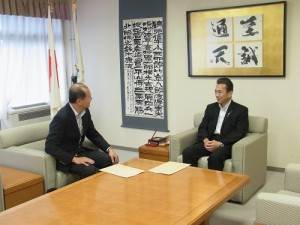 駐橫濱辦事處處長粘信士拜會靜岡縣濱松市市長鈴木康友，針對地方交流交換意見