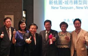 左起為,東京華僑總會名譽會長李維祥、台灣同鄉會會長尹世玲、東京華僑總會會長蘇成宗、桃園市長鄭文燦、世華日本分會會長河維寧及東京台灣商工會會長陳慶仰