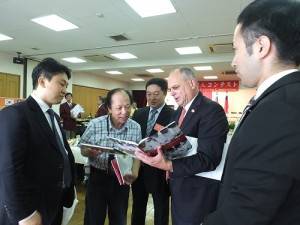 中華國際美食藝術協會理事長尚潔美(左2)、韓國中餐同心聯合協會會長邱光信(左3)等人和雀巢日本株式會社專業餐飲負責業務用食品行銷部的部長布魯諾‧左勒(BRUNO ZOLLER)(右2)在會中交流