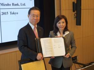 覚書を交わしたみずほ銀行の林信秀頭取（左）と台湾銀行の李紀珠理事長（右）