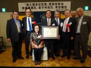駐大阪辦事處處長蔡明耀(右2)偕文教組秘書羅國隆(左1)到場向李忠儒伉儷致賀