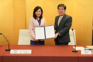 全国銀行協会の佐藤康博会長（右）と中華民国銀行公会の李紀珠会長（右）