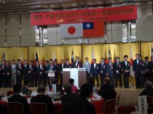 大阪府日華親善協會會長松本利明率出席議員致賀