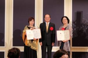 世華日本分會由會長本田櫻子（左）和大台中分會會長郭鳳玉（右）代表兩會洽簽結盟，強化合作關係（圖中為駐日代表沈斯淳）