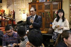 橫濱中華學校校長馮彥國（左）認為留學生可協助補強僑生的課後輔導