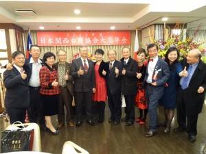 駐大阪辦事處處長蔡明耀伉儷與台商合影