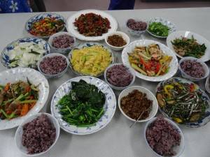 桐花享苑準備多樣道地客家料裡、台菜與學員分享