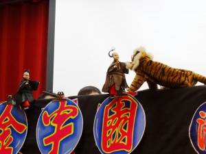金宇園掌中戲團到僑校演出傳統布袋戲