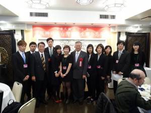 駐大阪辦事處處長蔡明耀(中)、文教組秘書羅國隆(左3)與各校代表同學合影