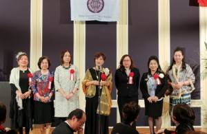 新任會長本田櫻子與６位副會長一起在大會上向大家宣誓對世華貢獻心力的決心