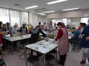 學員分組一起動手做客家料理