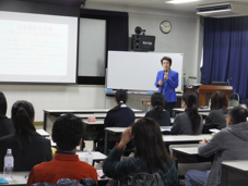 台湾の大学進学について説明する台湾留学サポートセンターの安蒜順子センター長