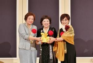 世華總會總會長陳上春監交下，世華日本分會新舊任會長進行交接