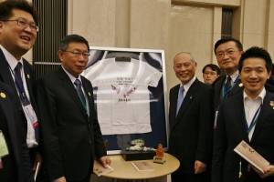 東京都知事舛添要一和台北市長柯文哲特別在台灣「甘溫」的Ｔ恤前合影，舛添也順口地說了幾聲「甘溫」台灣